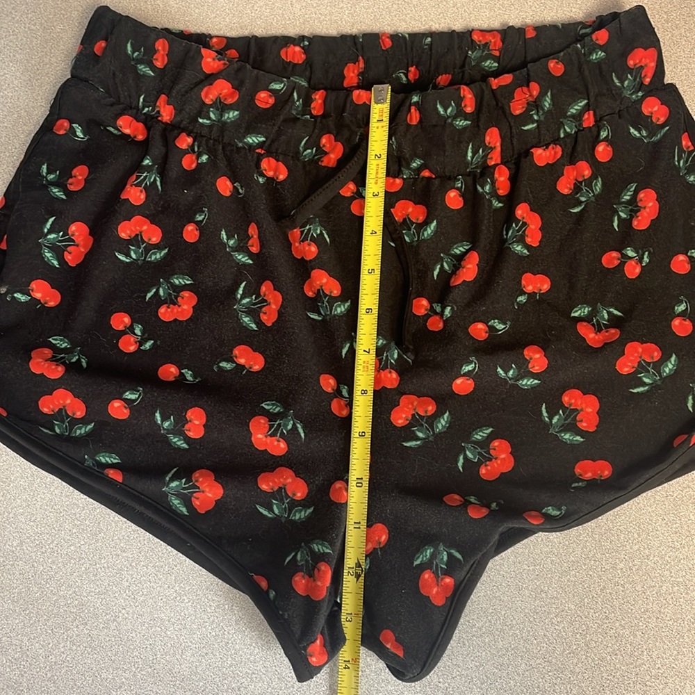 Cherry patterned shorts - Picture 6 of 7